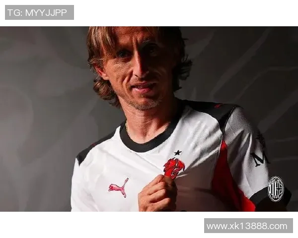 晚邮报揭秘莫德里奇在圣西罗的私人包厢招待亲友的奢华生活